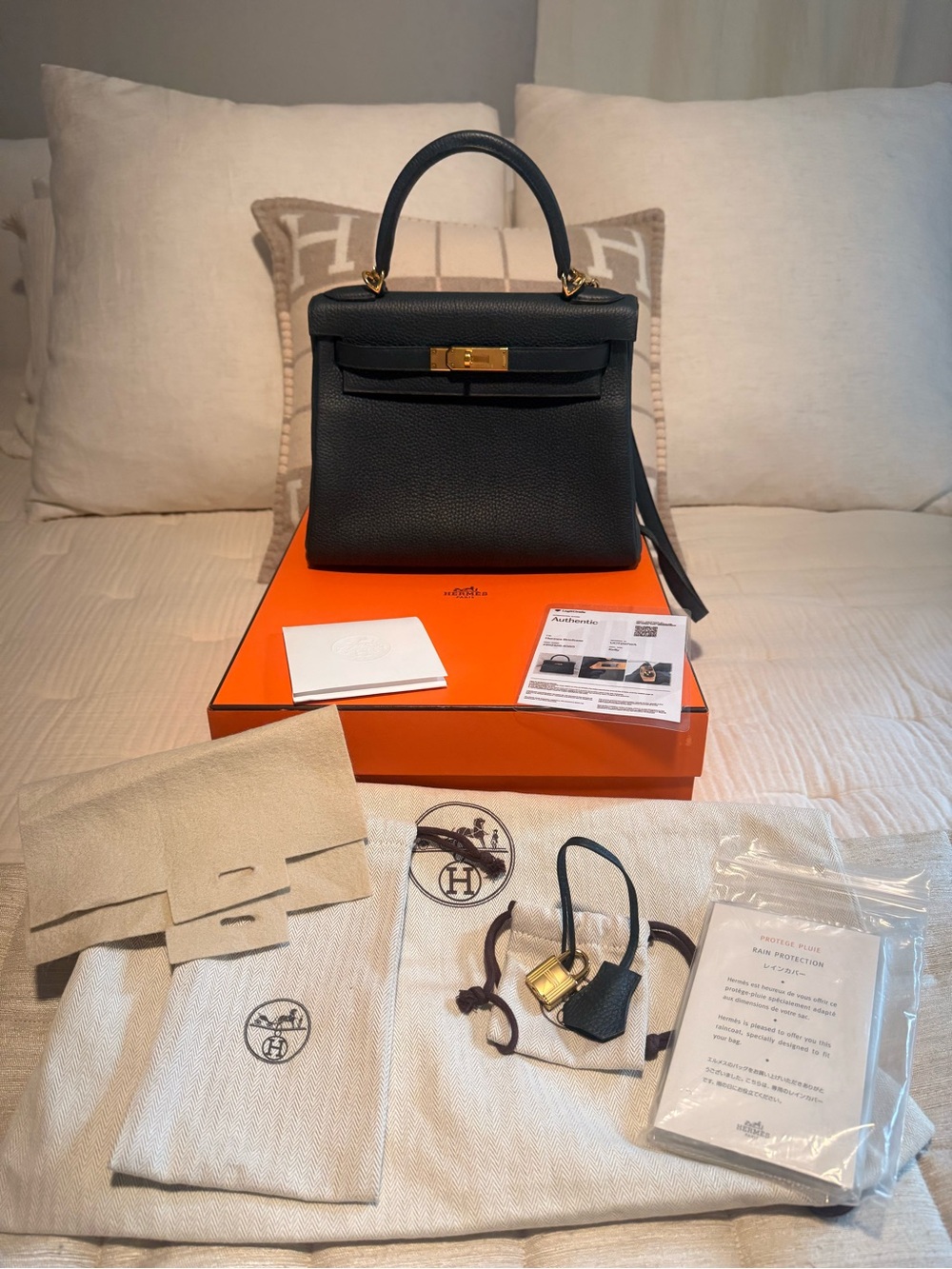 Togo Leather Kelly Retourne 28 Handbag with Gold Hardware - vert cypress